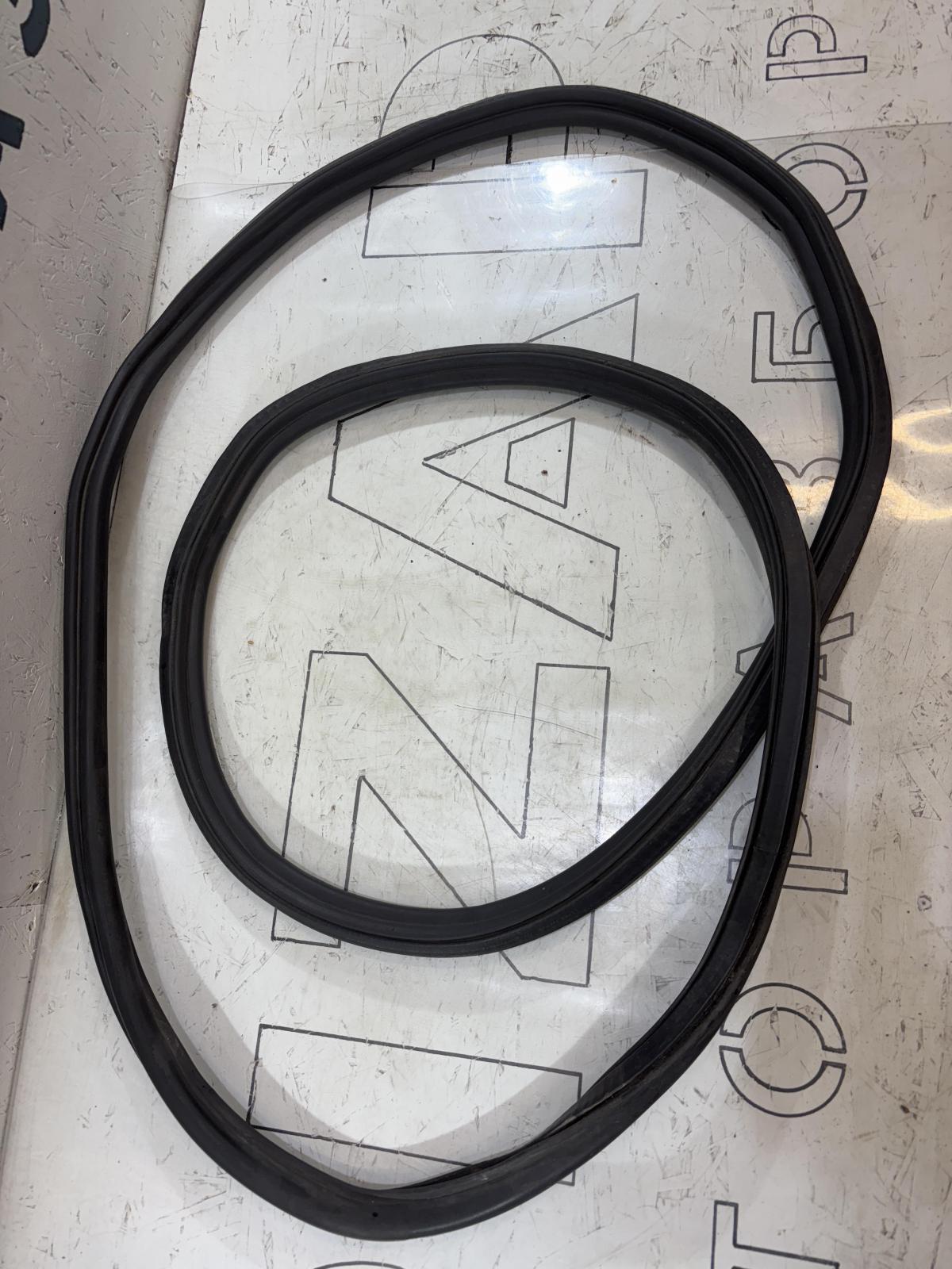 Уплотнитель крышки багажника 8E9827705P Audi A4 B6 avant