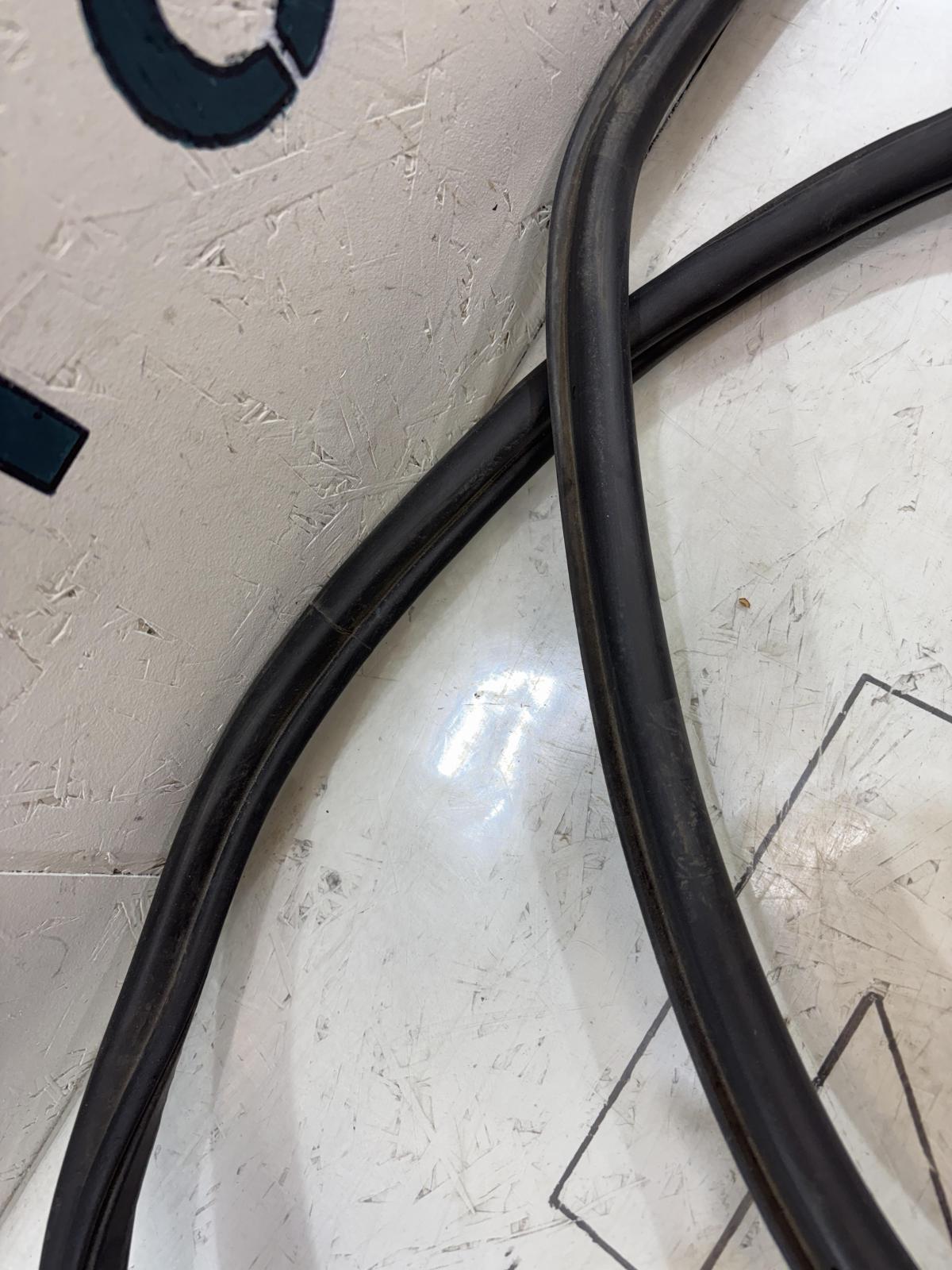 Уплотнитель крышки багажника 8E9827705P Audi A4 B6 avant