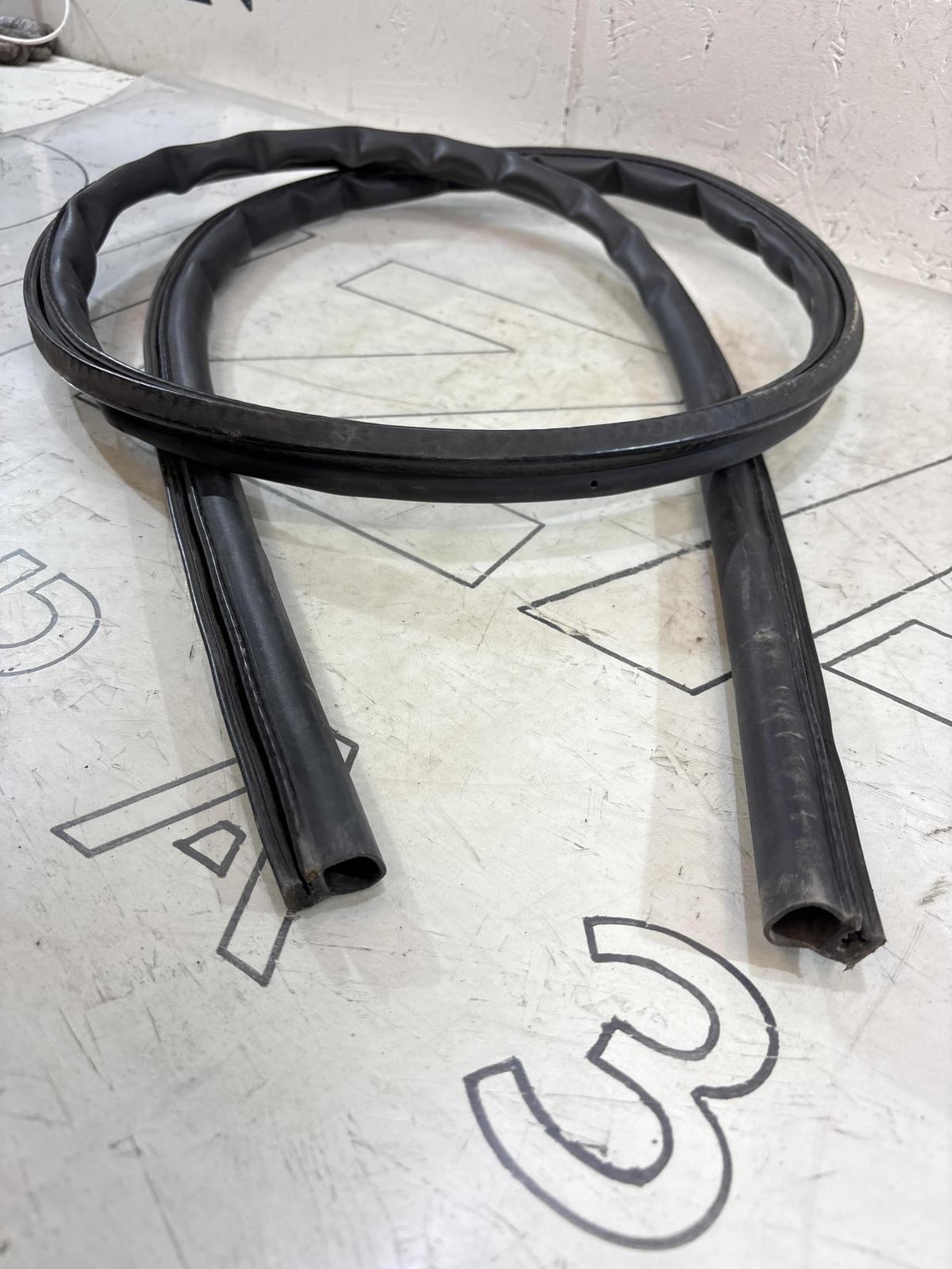 Уплотнитель капота 4L0823731 Audi Q7