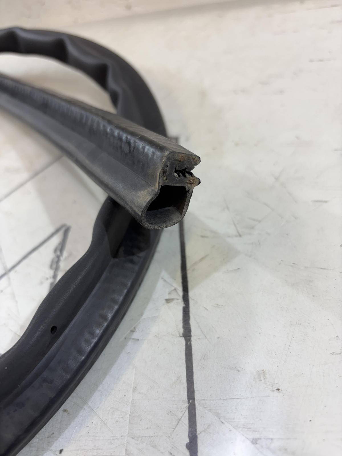 Уплотнитель капота 4L0823731 Audi Q7