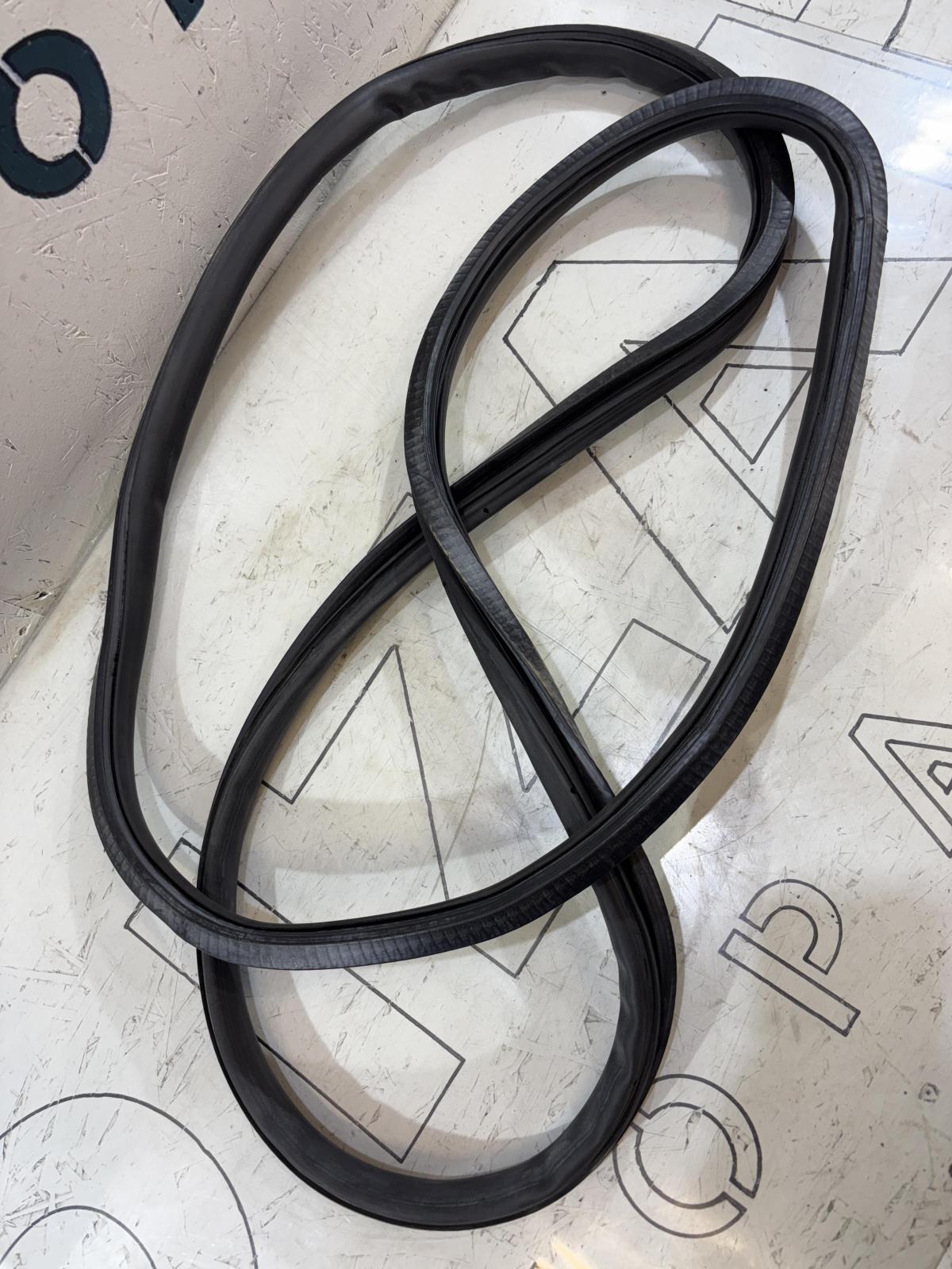 Уплотнитель двери передней левой 4F0831721A Audi A6 C6 / S6 C6 / RS6 C6