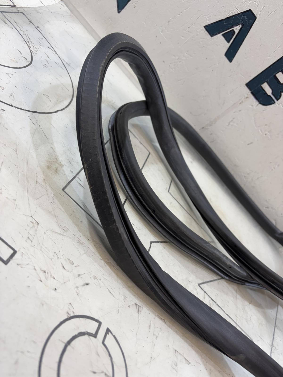 Уплотнитель двери передней левой 4F0831721A Audi A6 C6 / S6 C6 / RS6 C6