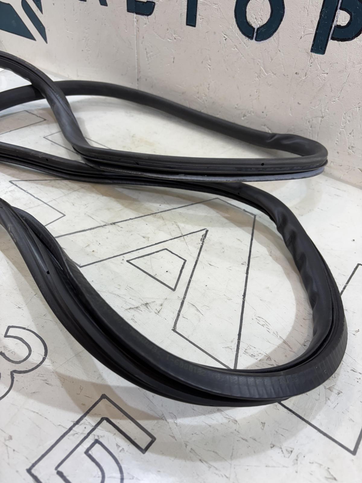 Уплотнитель двери передней левой 4F0831721A Audi A6 C6 / S6 C6 / RS6 C6