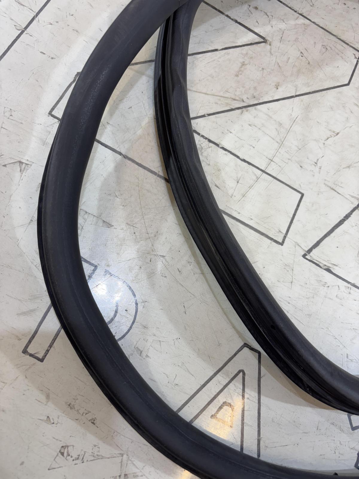 Уплотнитель двери задней правой 4F5833721 