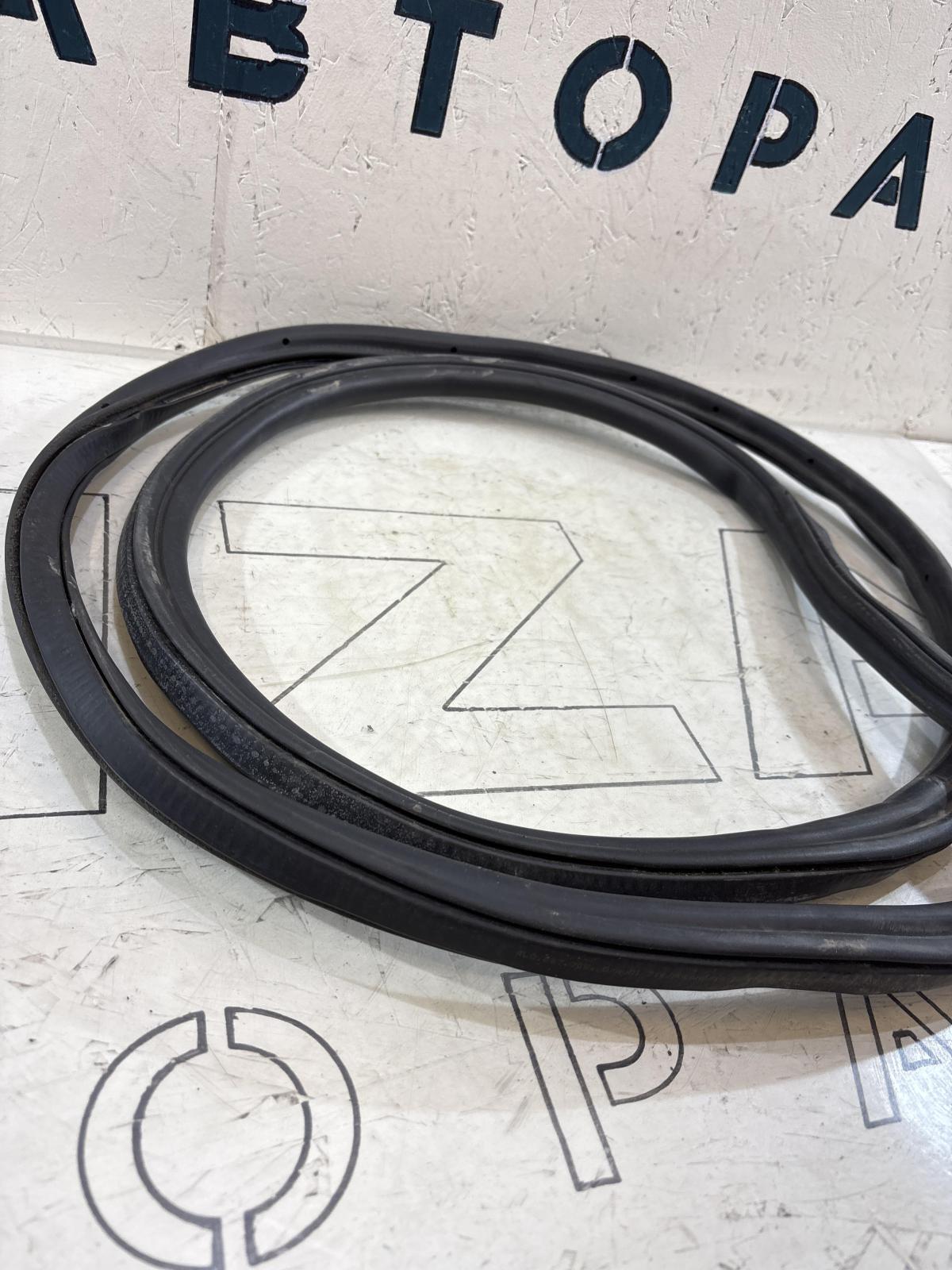 Уплотнитель багажника 4L0827705D Audi Q7