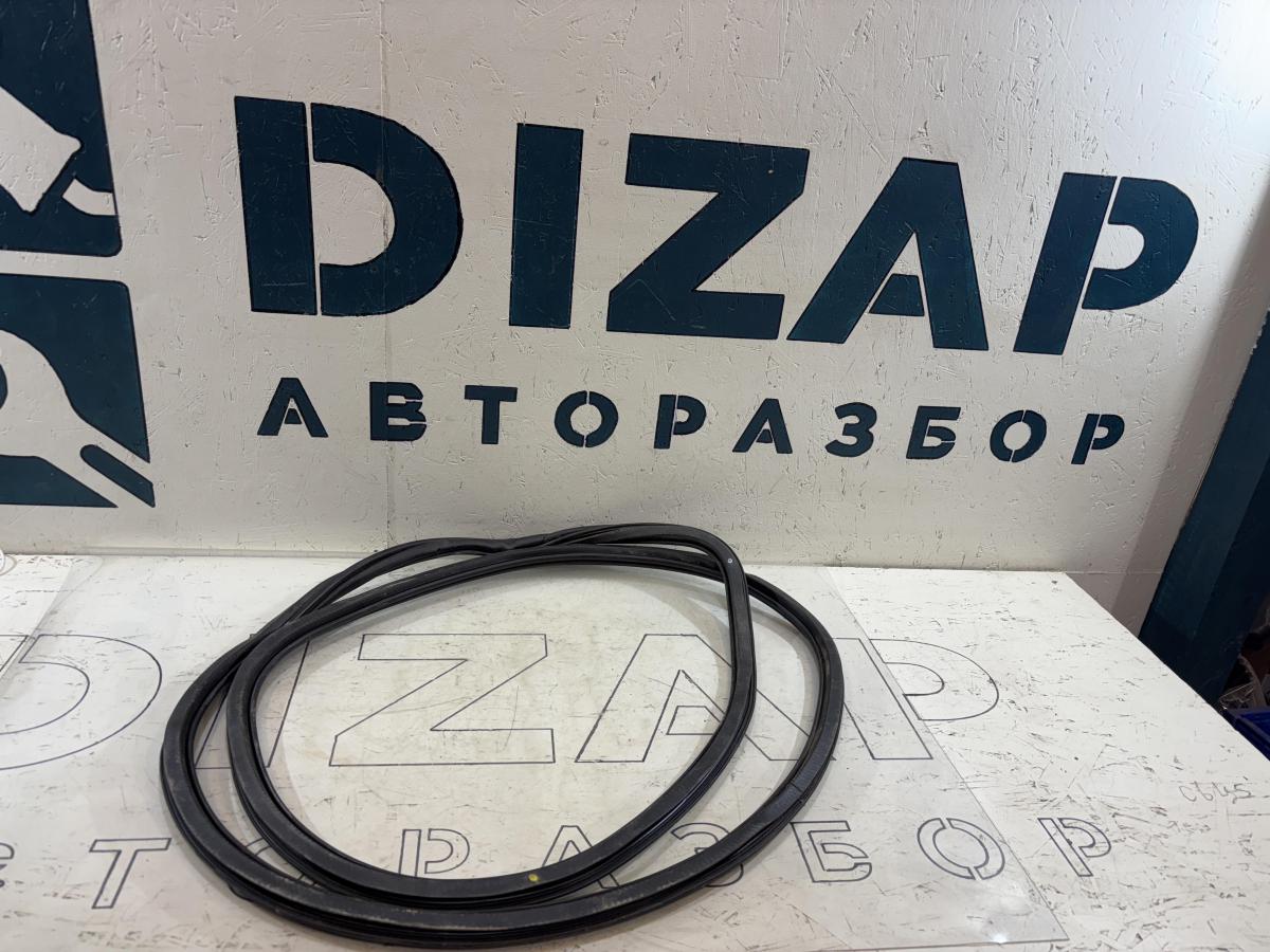 Уплотнитель двери передней левой 4L0831721 Audi Q7