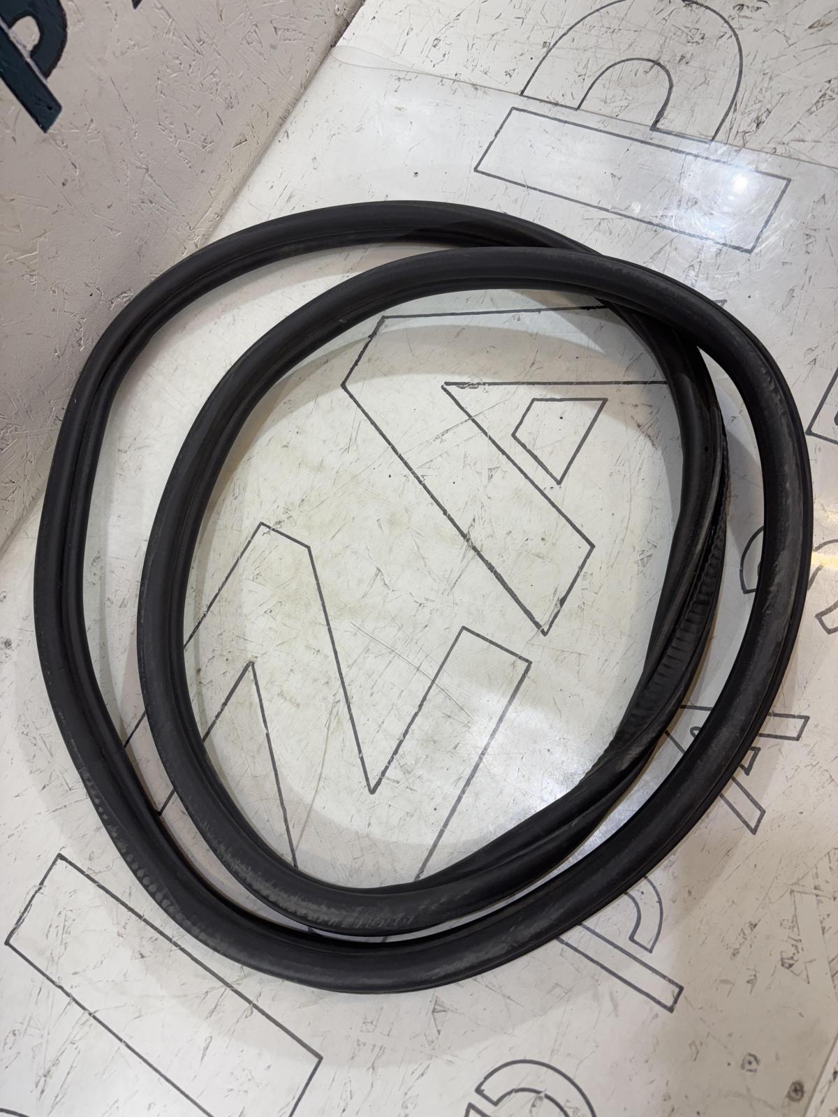 Уплотнитель багажника 4F5827705B 