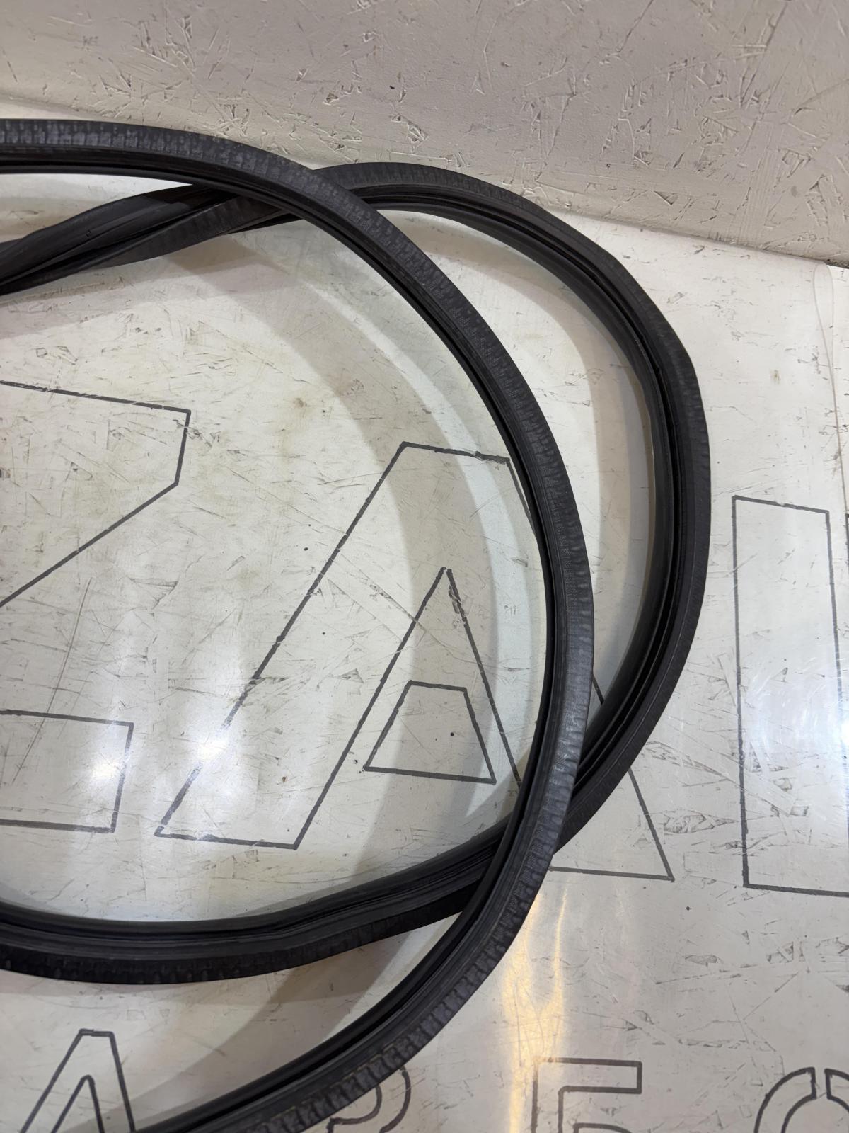 Уплотнитель двери задней правой 4F5833721 