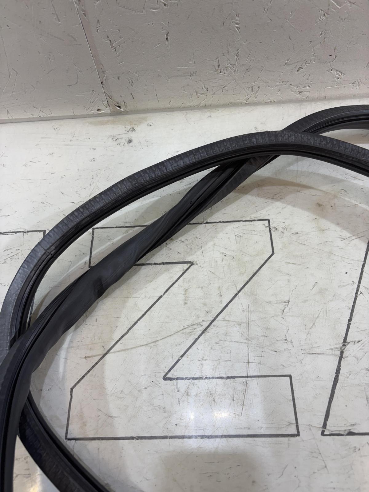 Уплотнитель двери задней правой 4F5833721 