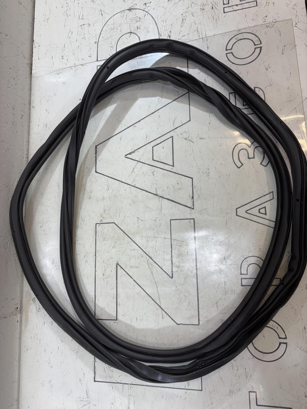 Уплотнитель двери передней левой 4L0831721 Audi Q7