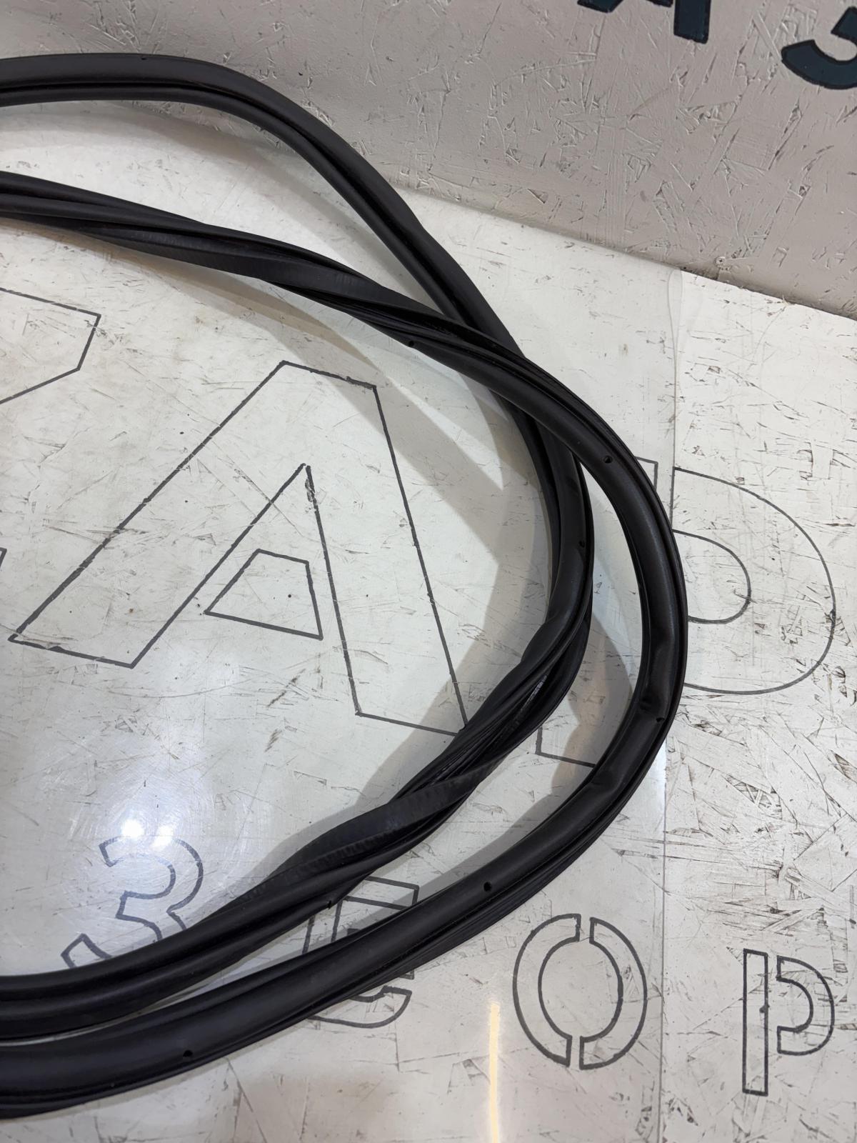 Уплотнитель двери передней левой 4L0831721 Audi Q7