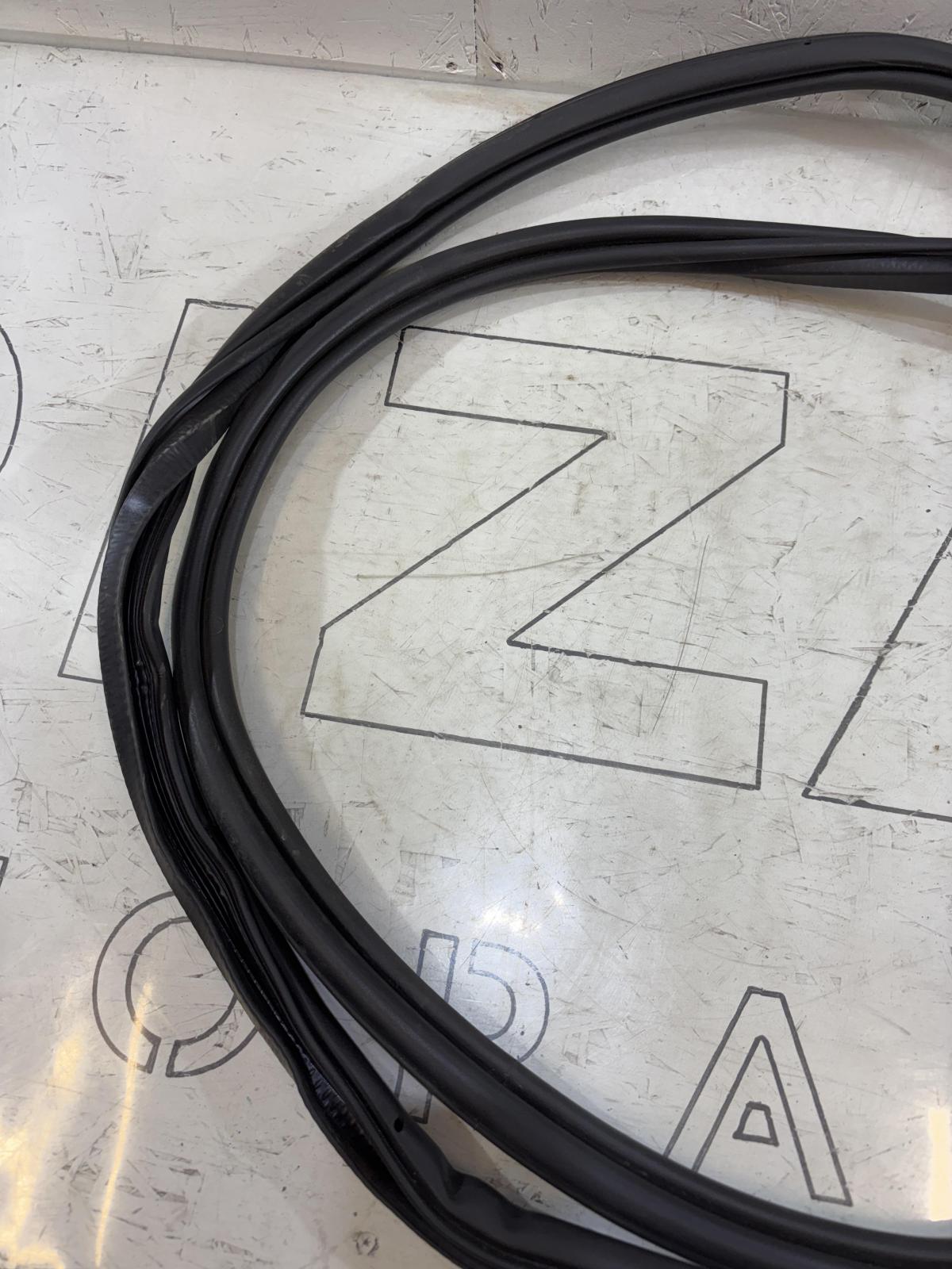 Уплотнитель двери передней левой 4L0831721 Audi Q7