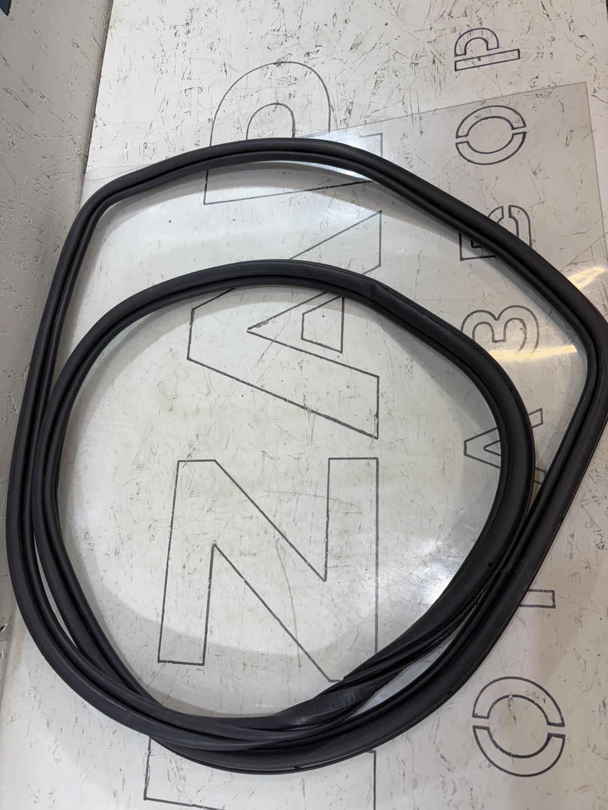 Уплотнитель задней двери 4L0833721 Audi Q7