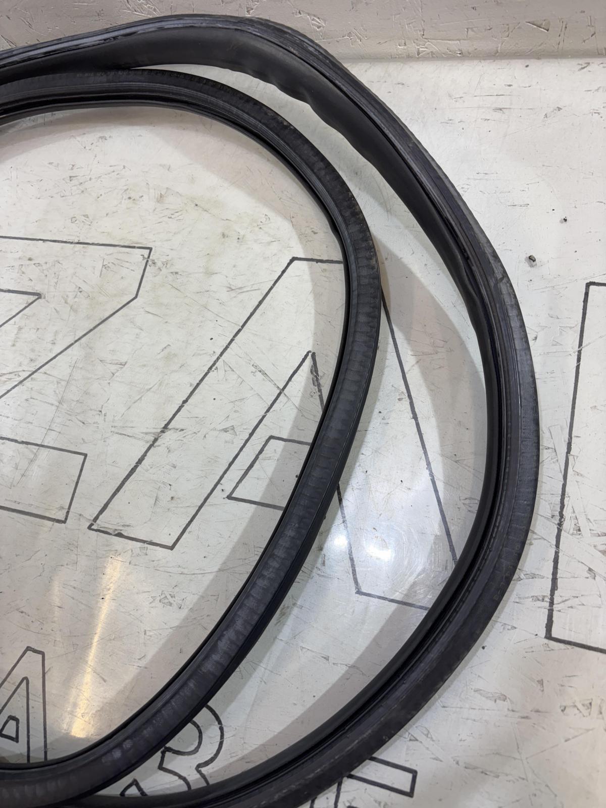 Уплотнитель двери передней левой 4F0831721A Audi A6 C6 / S6 C6 / RS6 C6