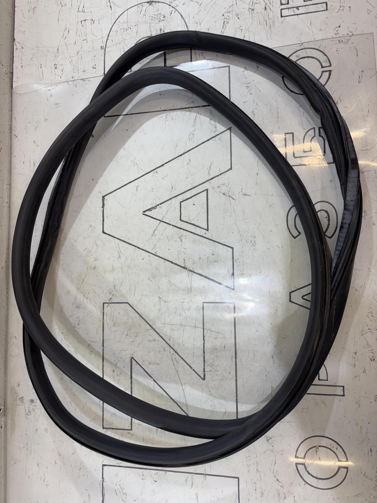 Уплотнитель двери передней левой 4F0831721A Audi A6 C6 / S6 C6 / RS6 C6