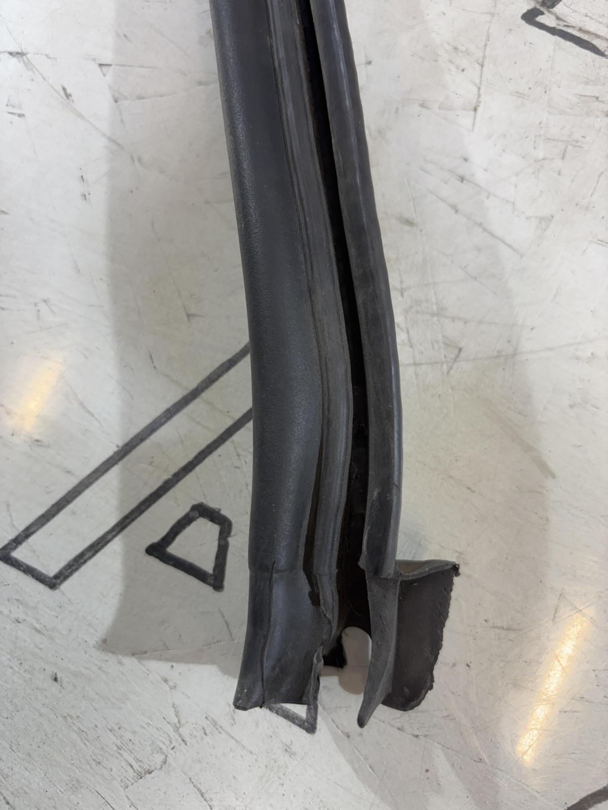 Уплотнитель капота 4B0823723A Audi A6 C5 / A6 C5 Allroad