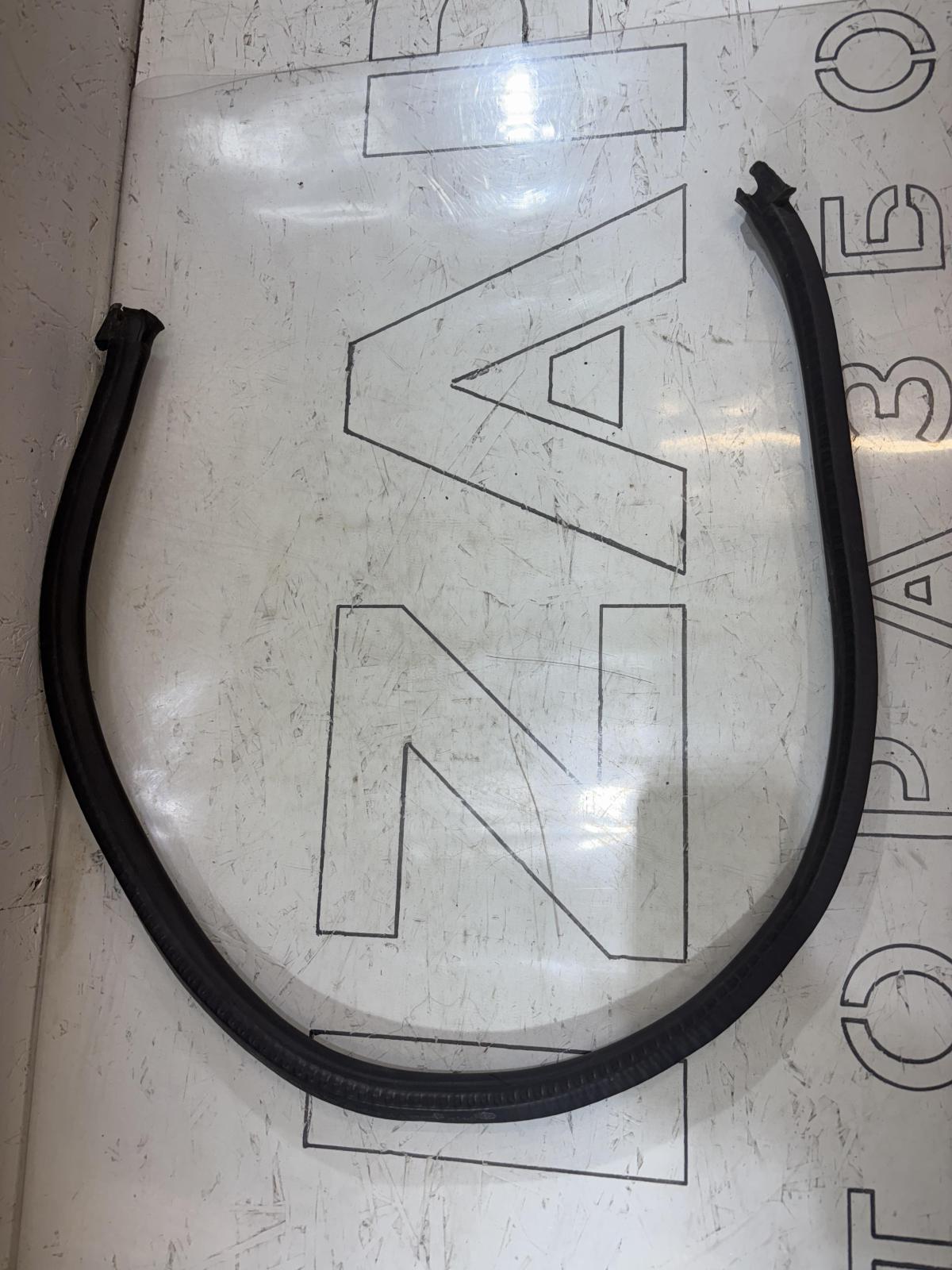 Уплотнитель капота 4B0823723A Audi A6 C5 / A6 C5 Allroad