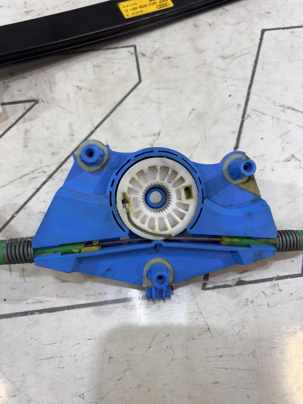 Стеклоподъемник электр. задний левый 8E0839461C Audi A4 B6