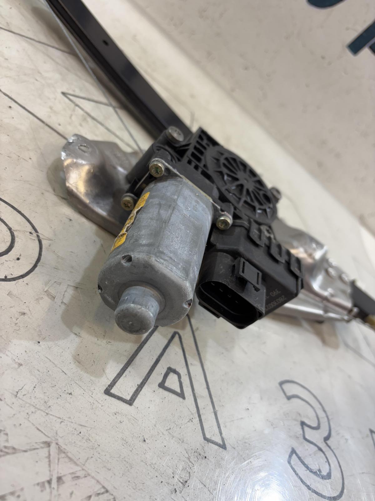 Стеклоподъемник двери задней правой 4B0839398B Audi A6 C5 / A6 C5 Allroad