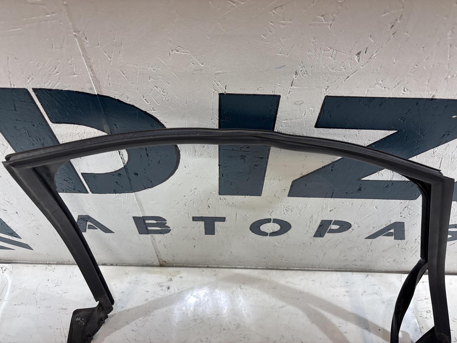 Направляющая стекла задняя левая 8E9839439AL Audi A4 B6 avant