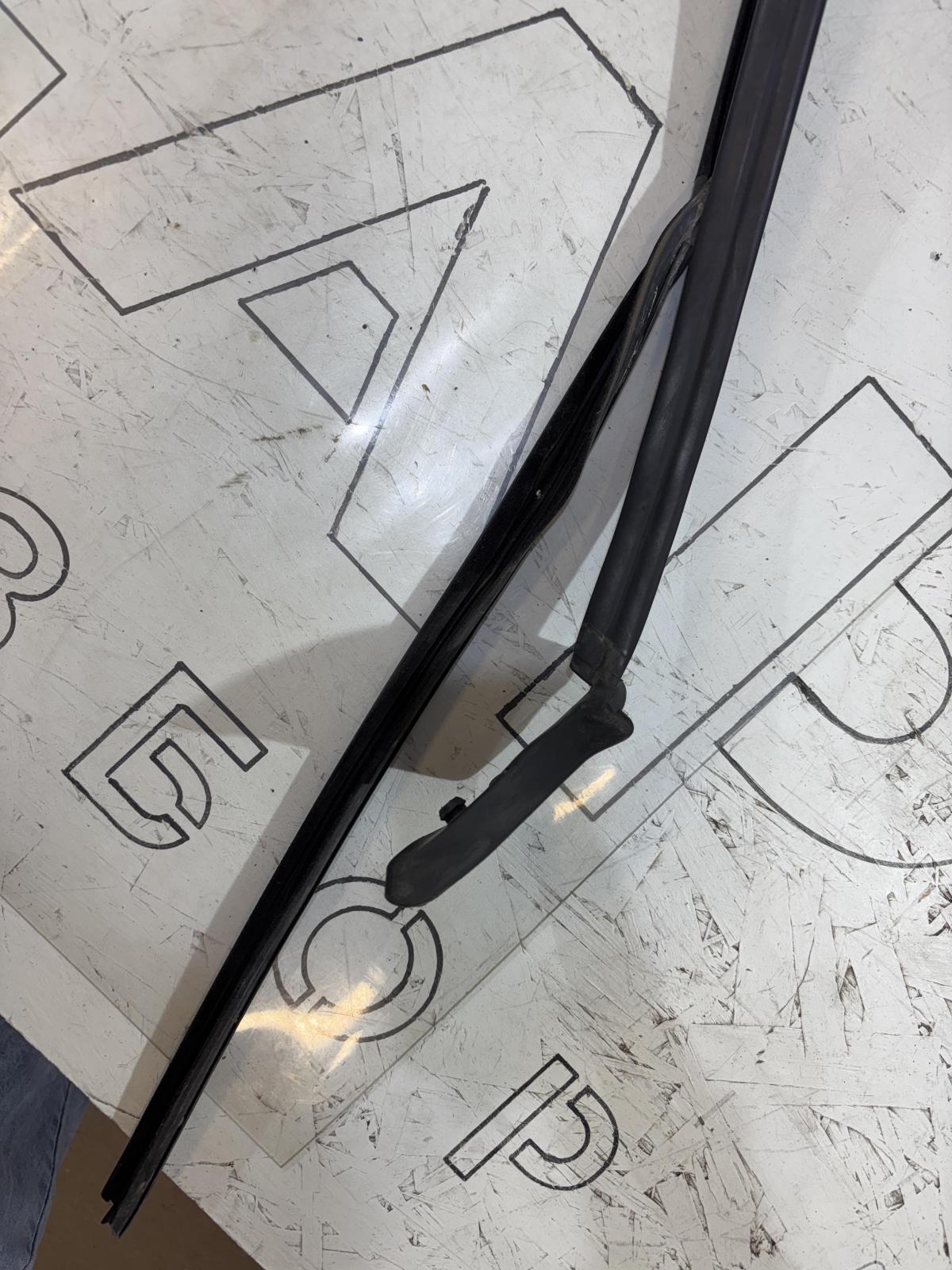 Направляющая стекла задняя левая 8E9839439AL Audi A4 B6 avant