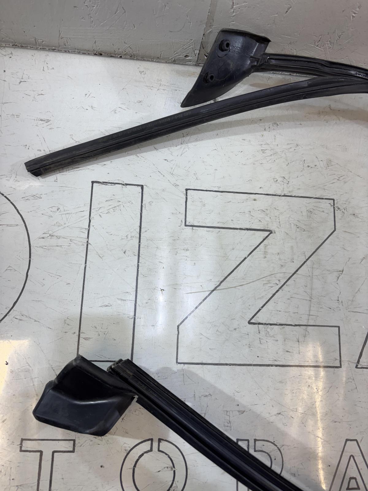 Направляющая стекла задняя левая 8E9839439AL Audi A4 B6 avant