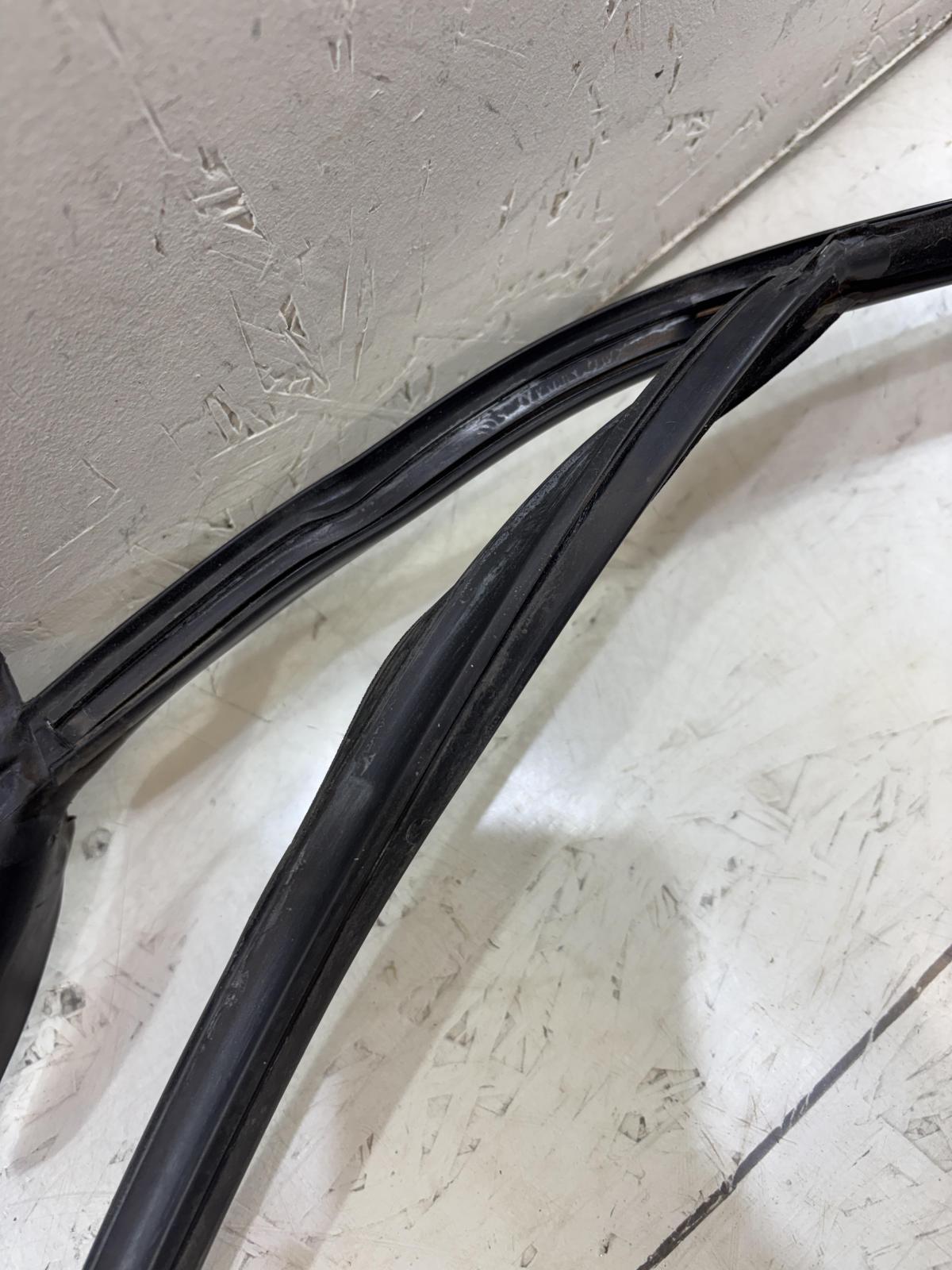 Направляющая стекла задняя левая 8E9839439AL Audi A4 B6 avant