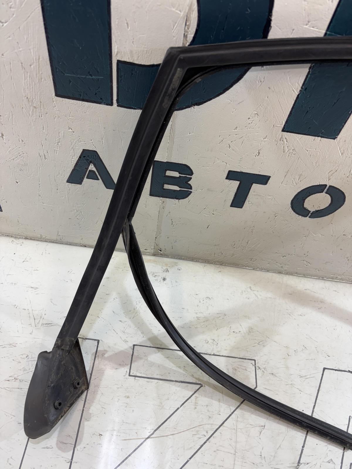 Направляющая стекла задняя правая 8E9839440AL Audi A4 B6 avant