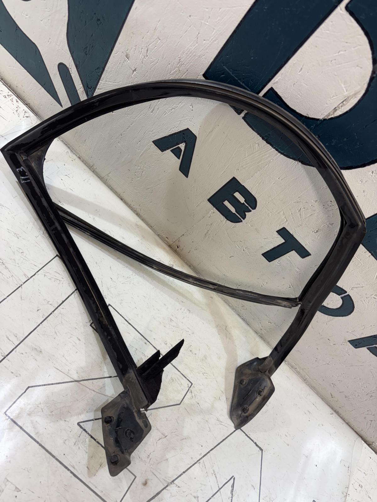 Направляющая стекла задняя левая седан 4F5839439 