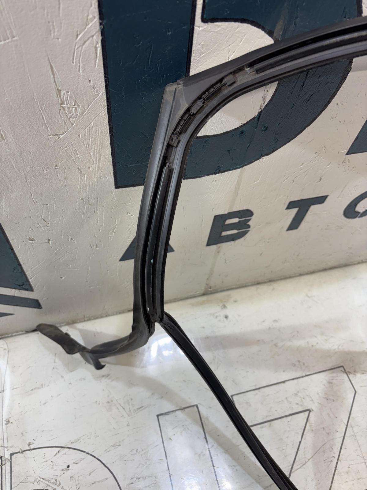 Направляющая стекла задняя левая 8E9839440AJ Audi A4 B6 avant