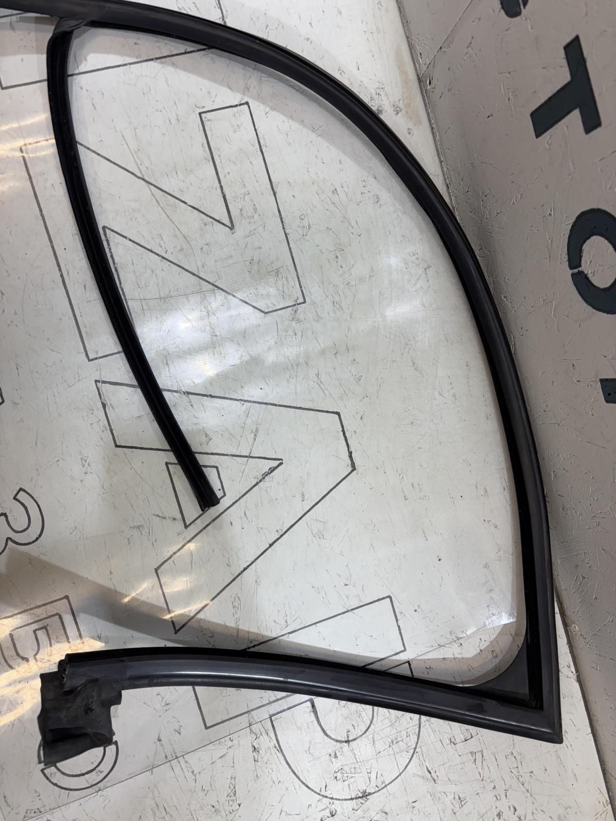 Направляющая стекла передняя левая 4B0837440AA Audi A6 C5 / A6 C5 Allroad