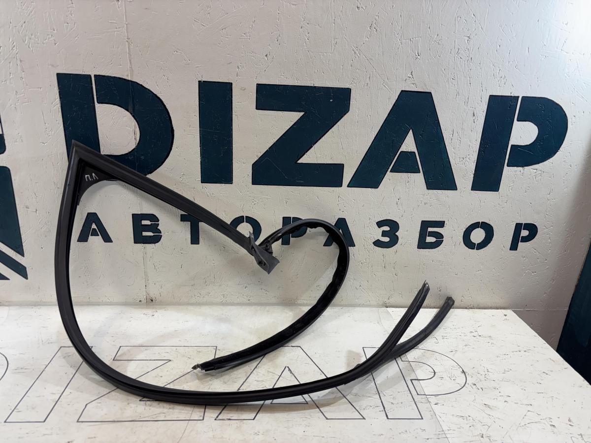 Уплотнитель стекла двери передней левой 4F0837439