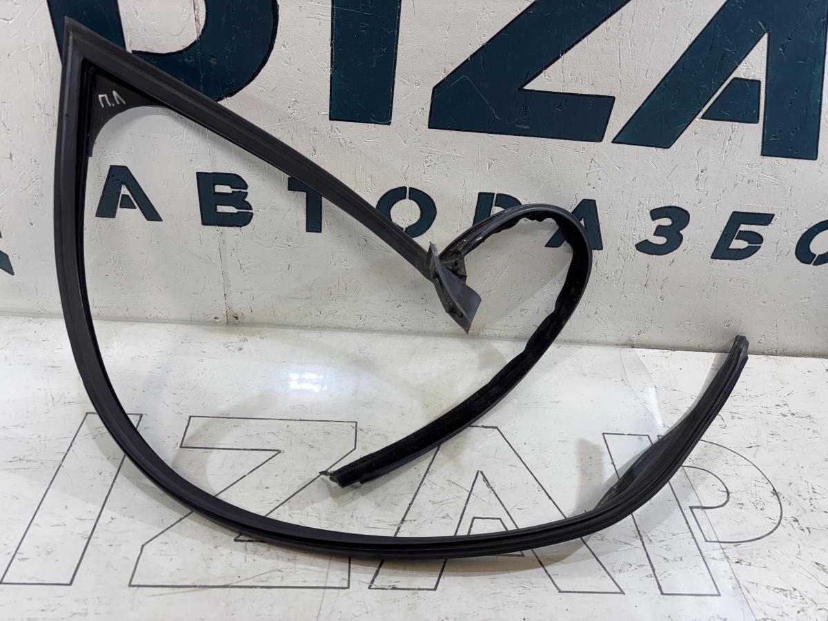 Уплотнитель стекла двери передней левой 4F0837439