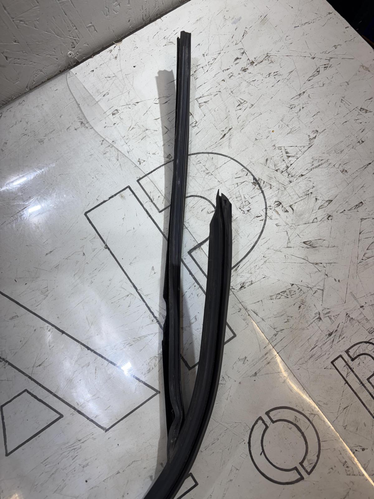 Уплотнитель стекла двери передней левой 4F0837439