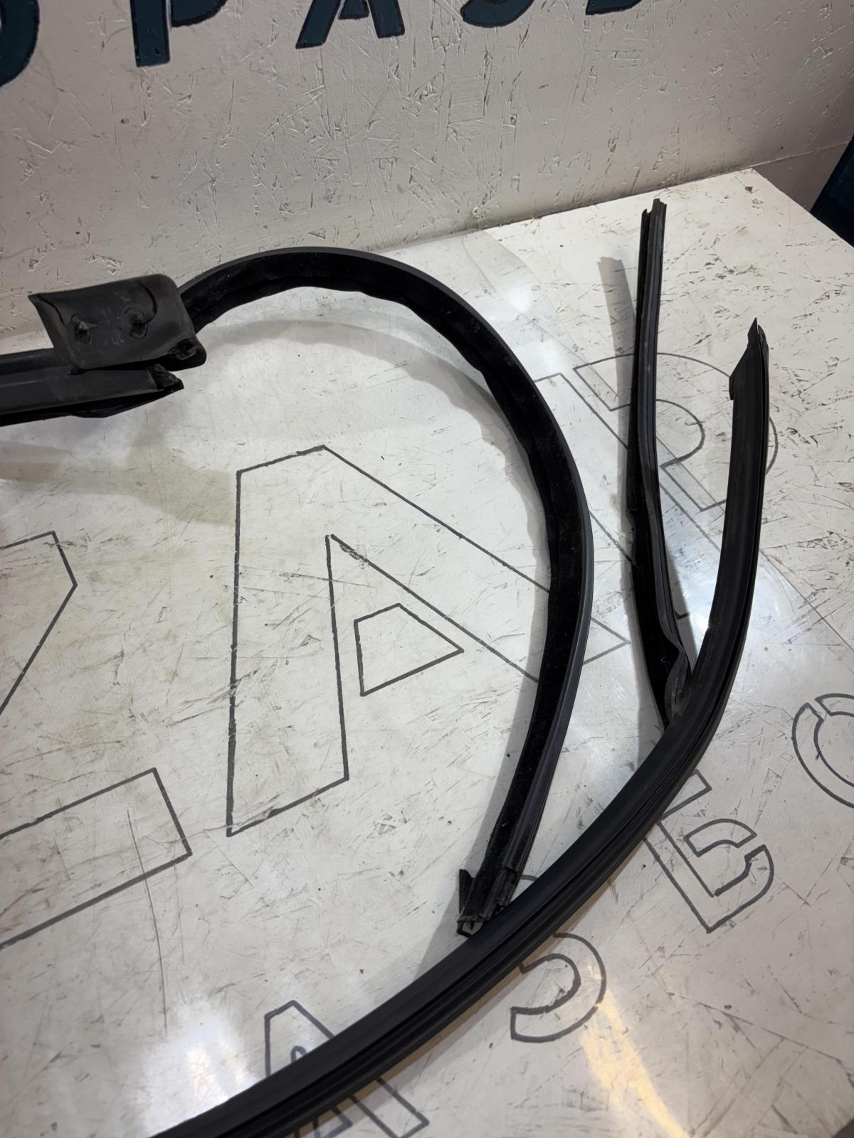 Уплотнитель стекла двери передней левой 4F0837439