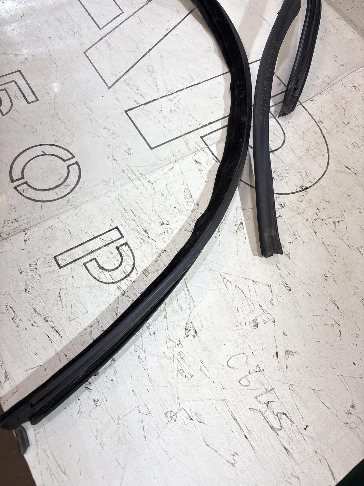 Уплотнитель стекла двери передней левой 4F0837439