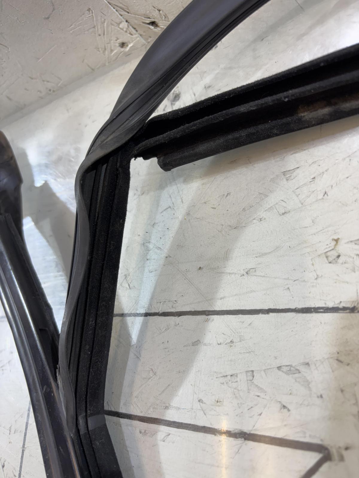 Направляющая стекла левая задняя 4F9839439 