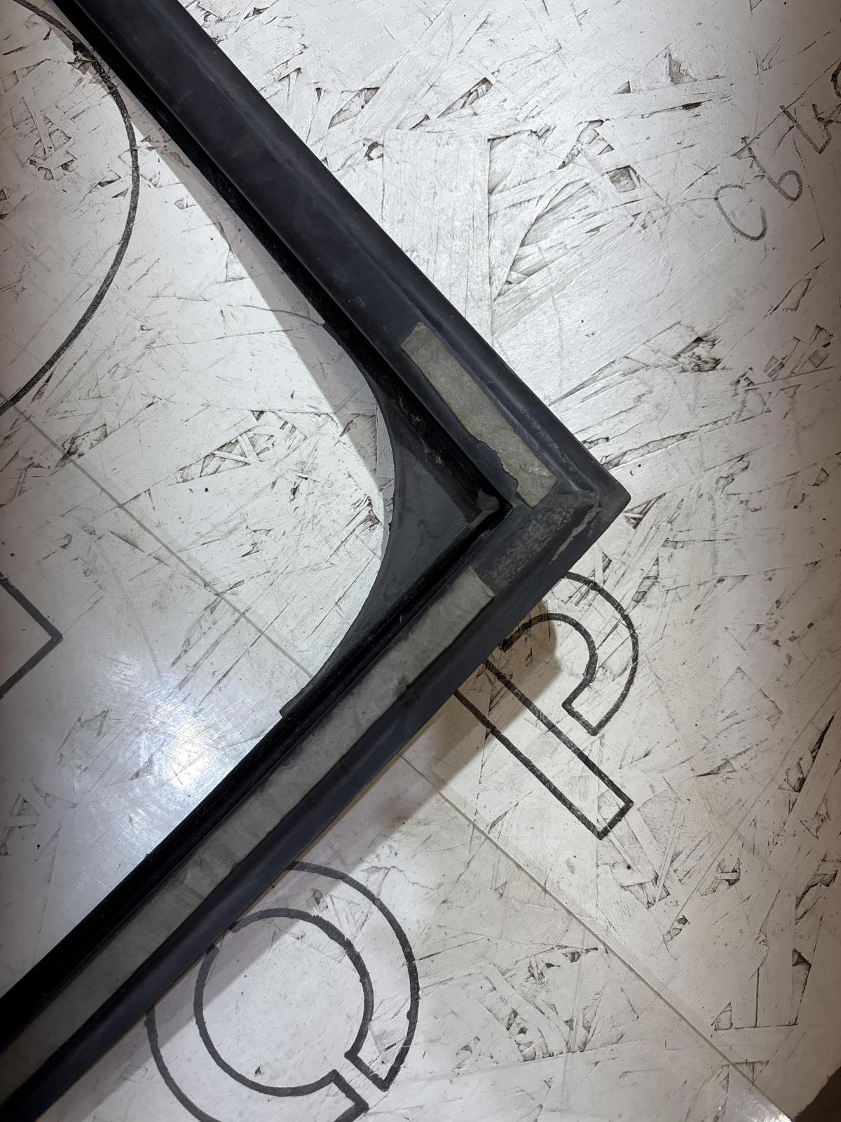 Направляющая стекла левая задняя 4F9839439 