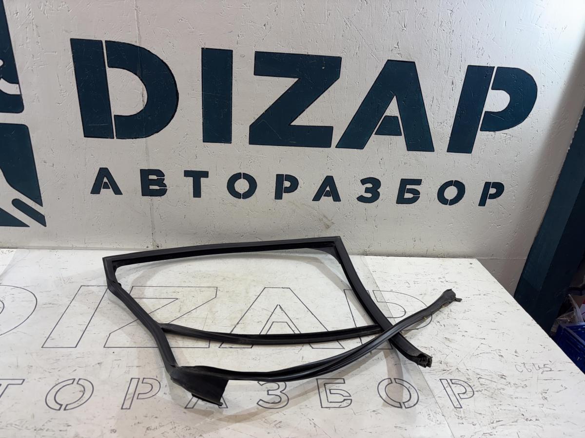 Направляющая стекла права задняя 4B9839440 