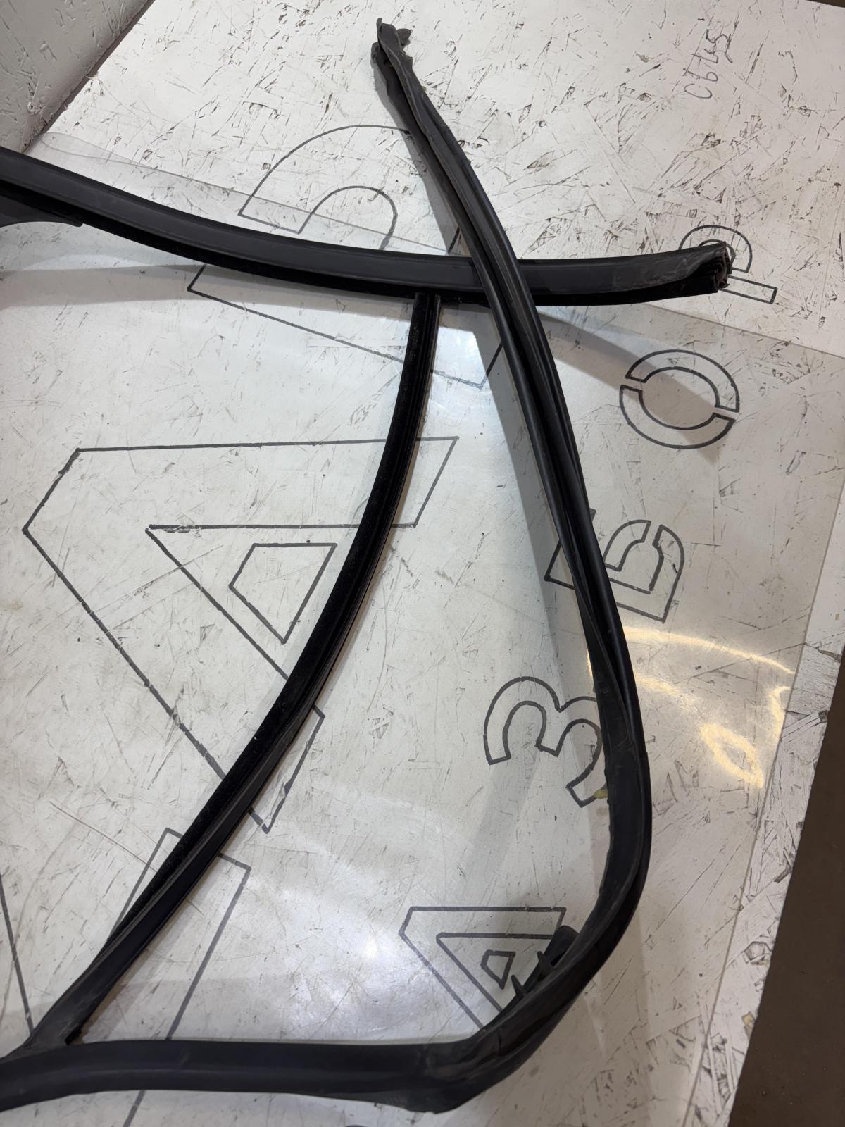 Направляющая стекла права задняя 4B9839440 