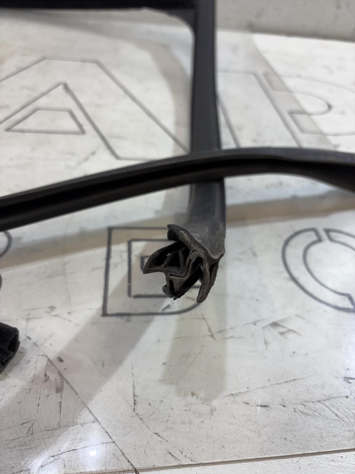 Направляющая стекла права задняя 4B9839440 