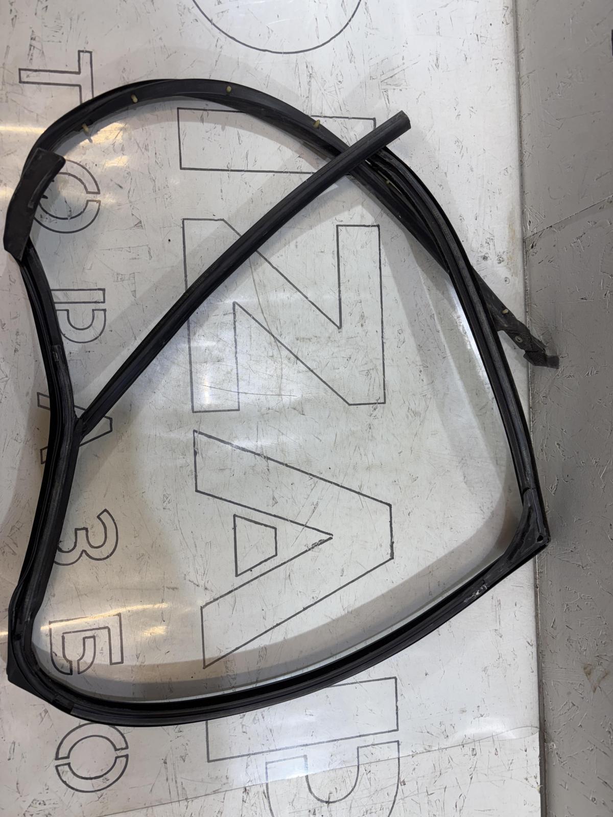 Направляющая стекла права задняя 4B9839440 