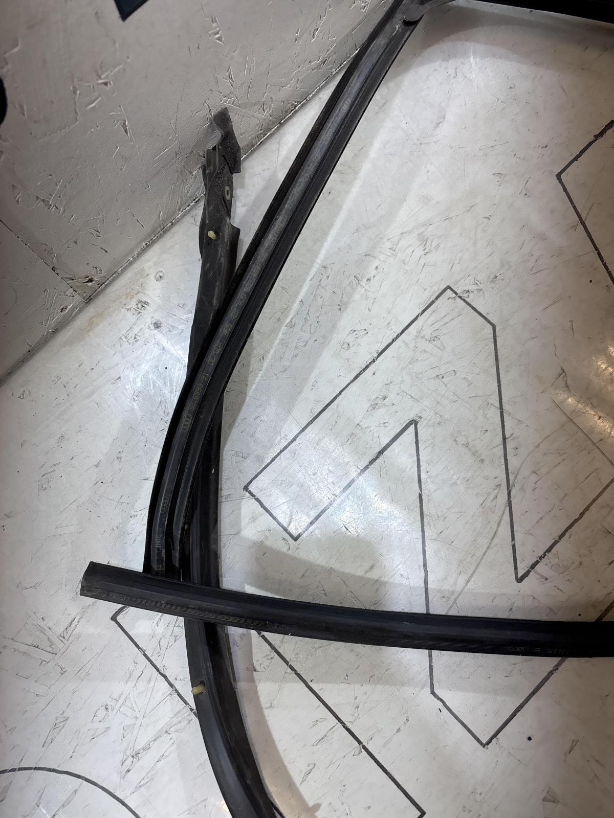 Направляющая стекла права задняя 4B9839440 