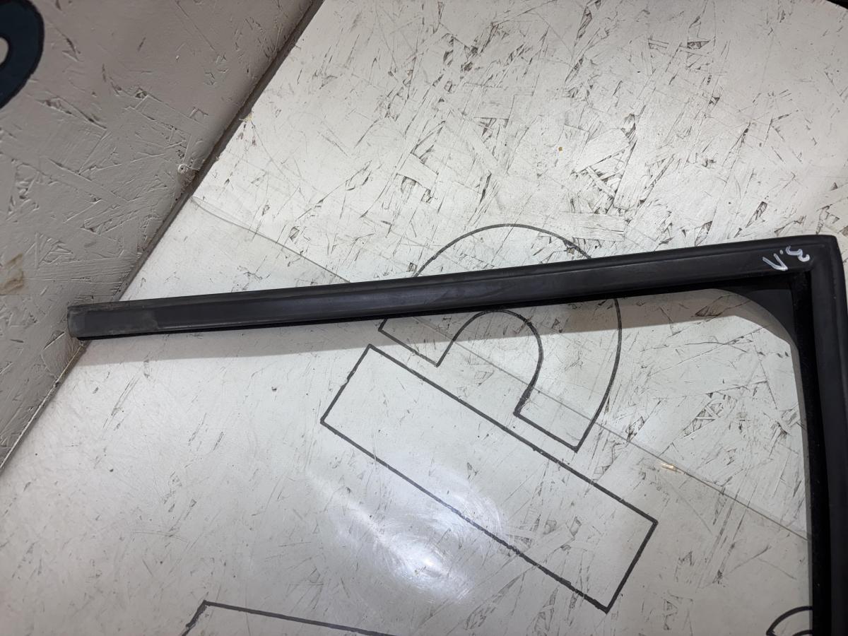 Направляющая стекла задняя левая седан 4B5839440AA 