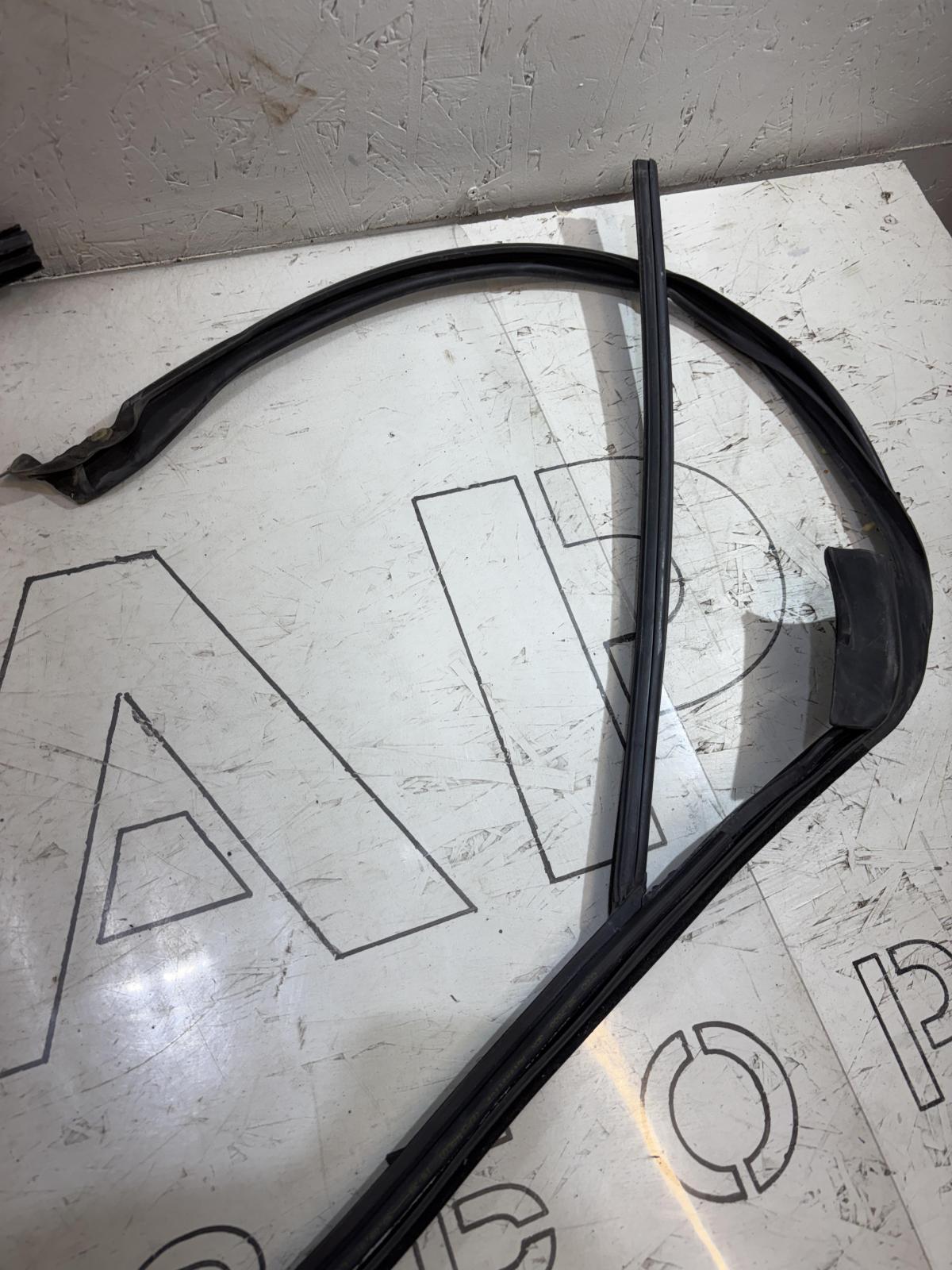 Направляющая стекла задняя левая седан 4B5839440AA 