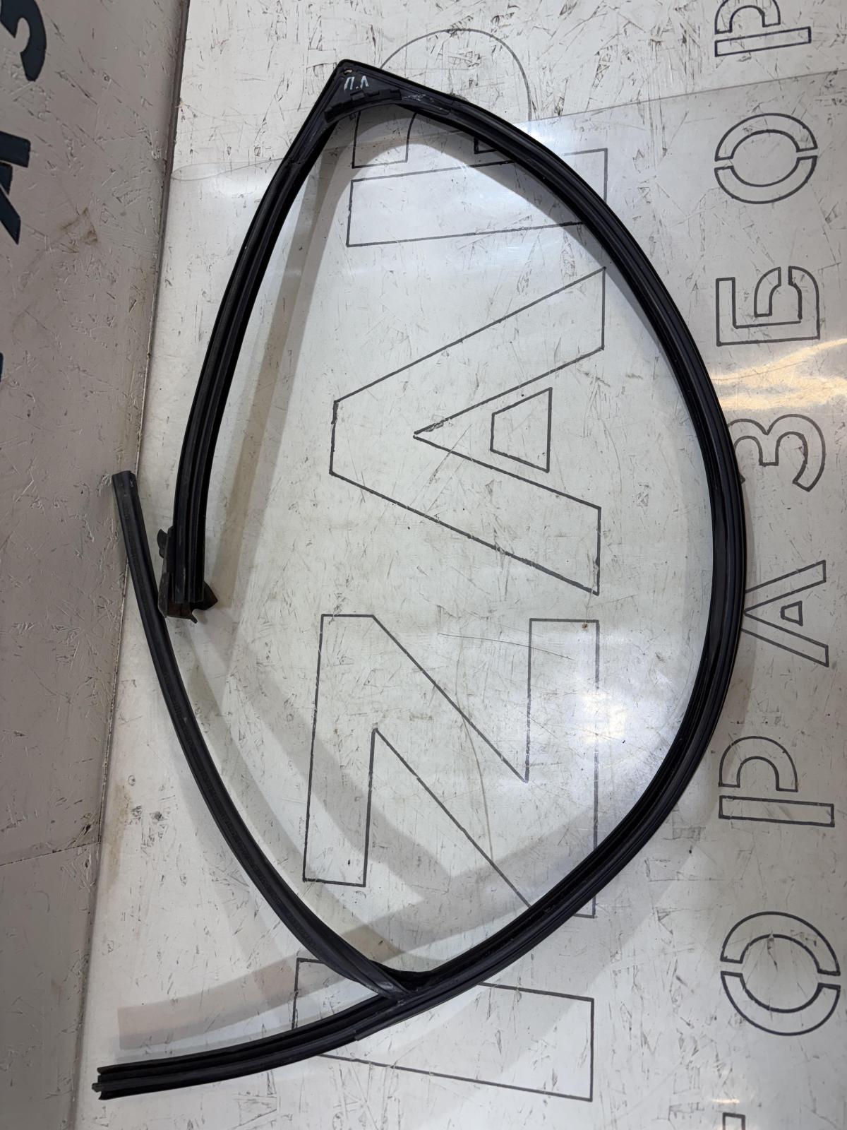 Направляющая стекла передняя правая 4B0837440AA Audi A6 C5 / A6 C5 Allroad