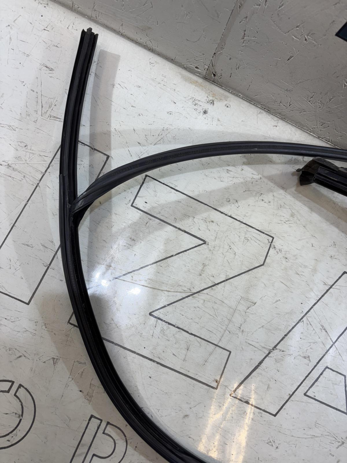 Направляющая стекла передняя правая 4B0837440AA Audi A6 C5 / A6 C5 Allroad