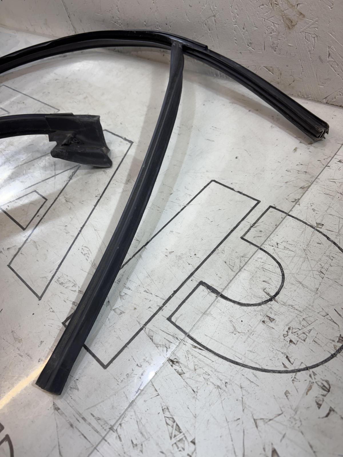 Направляющая стекла передняя правая 4B0837440AA Audi A6 C5 / A6 C5 Allroad