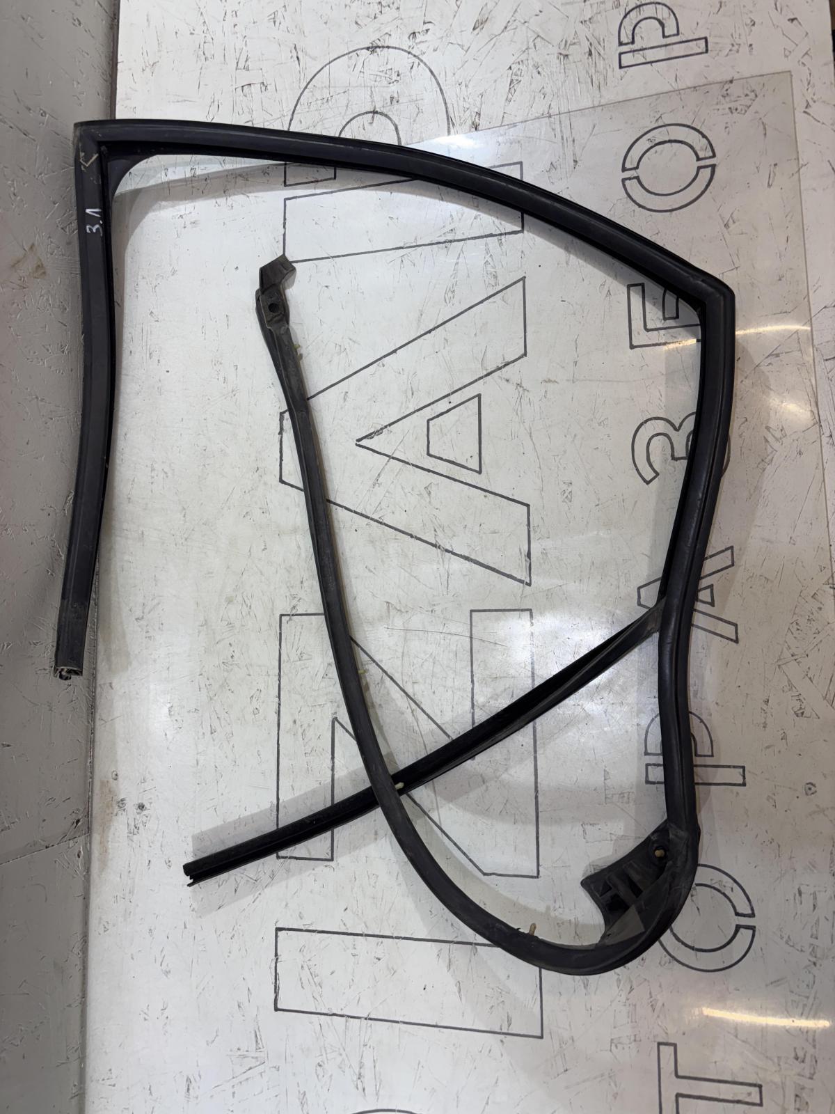 Направляющая стекла задняя левая Avant 4B9839439AJ 