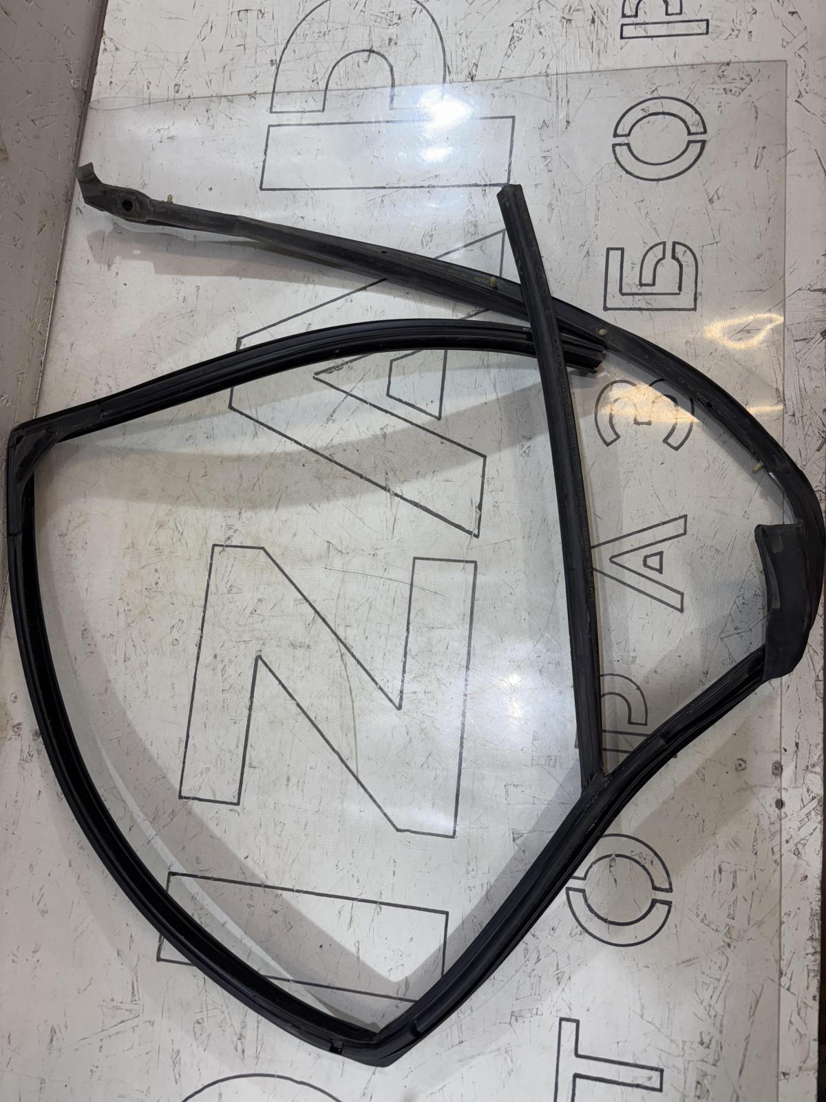 Направляющая стекла задняя левая Avant 4B9839439AJ 